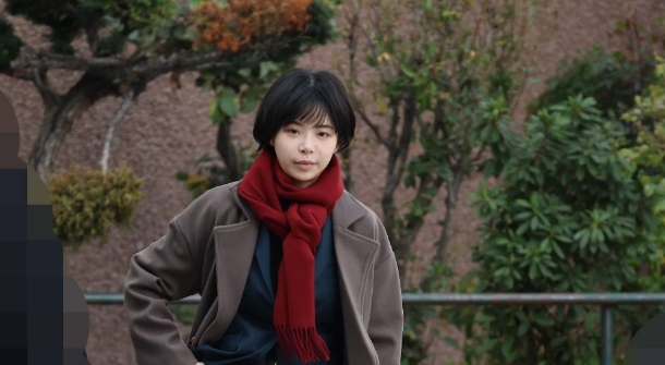 趣里産後2か月
スーツ姿