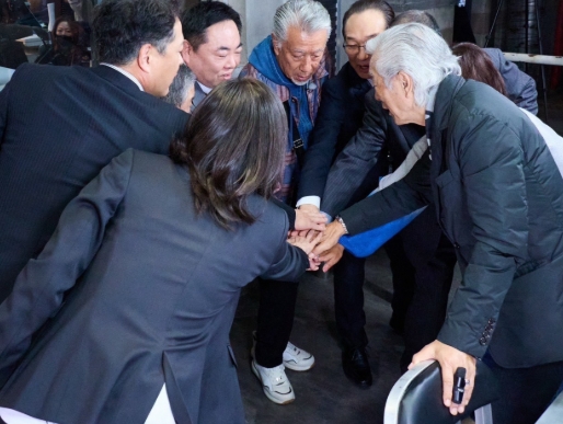 緊急取調室
円陣組んでる